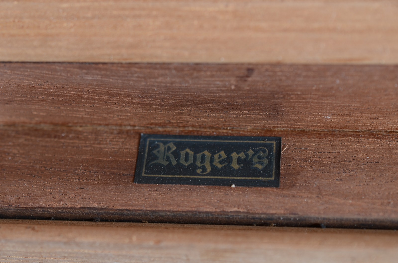 Caixa de madeira filetada para charutos, marca Rogers. Desgastes. - foto 5 de 5