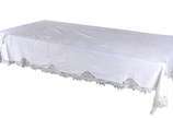 Toalha de mesa na cor branca com bordados e ren... - Toalha de mesa na cor branca com bordados e rendas.
