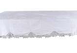 Toalha de mesa na cor branca com bordados e ren... - Toalha de mesa na cor branca com bordados e rendas.