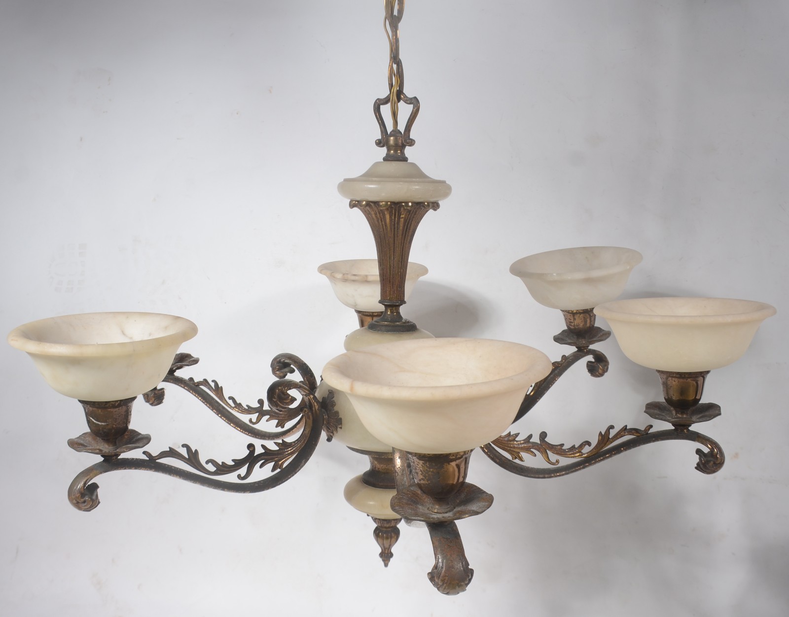 Lustre de metal com detalhes e mangas em alabastro para 6 luzes (uma... - foto 1 de 10