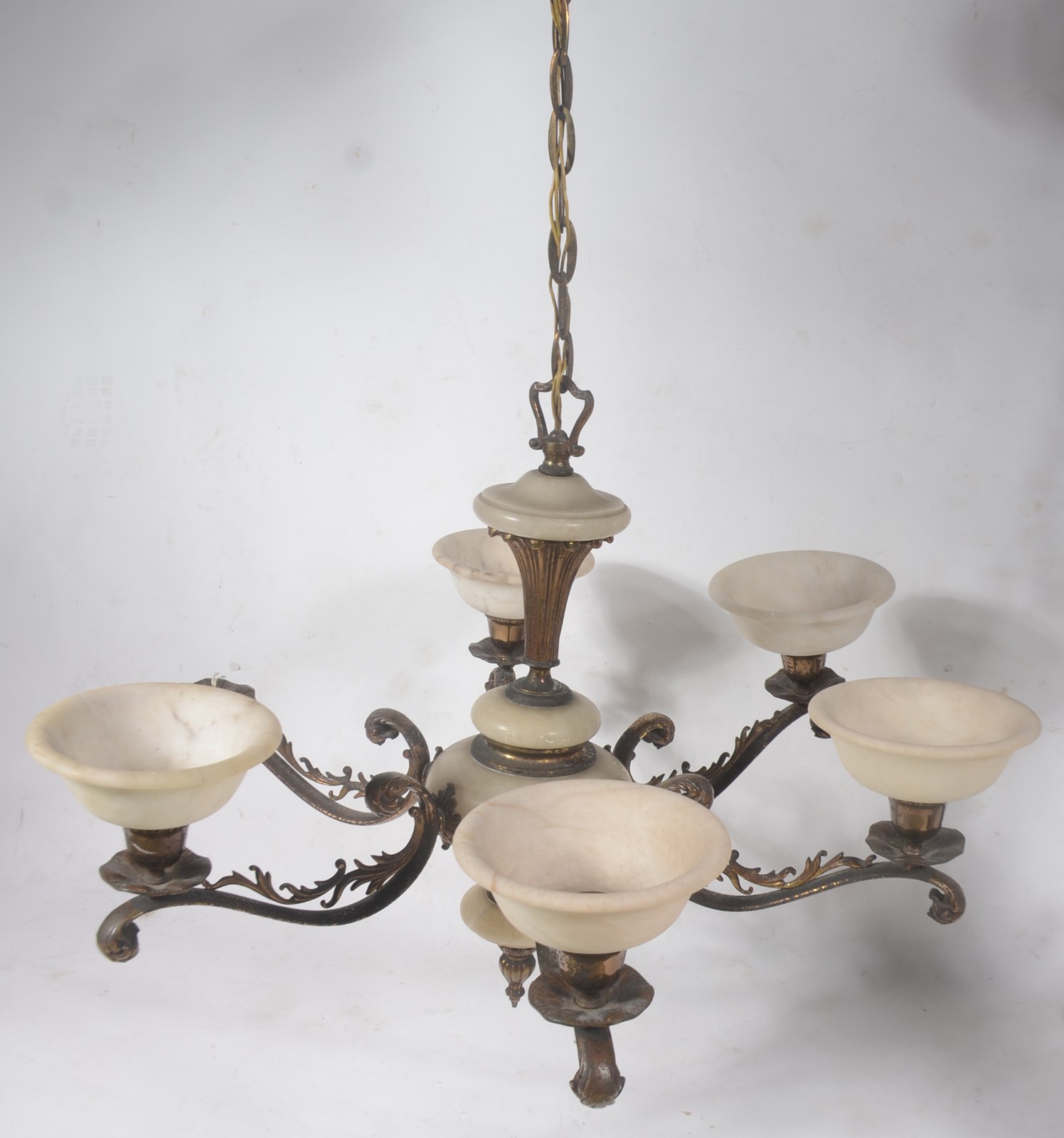 Lustre de metal com detalhes e mangas em alabastro para 6 luzes (uma... - foto 2 de 10