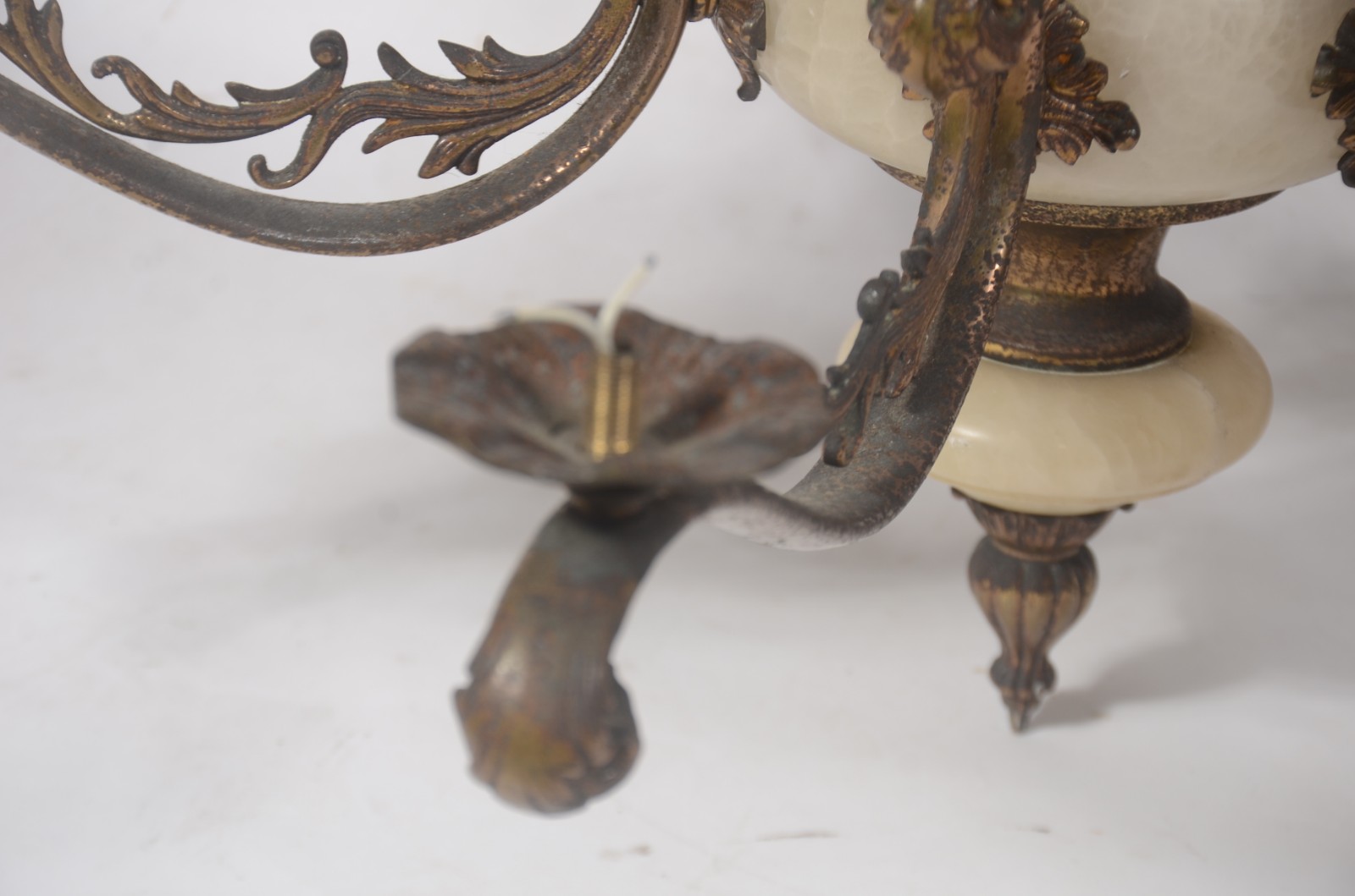 Lustre de metal com detalhes e mangas em alabastro para 6 luzes (uma... - foto 3 de 10