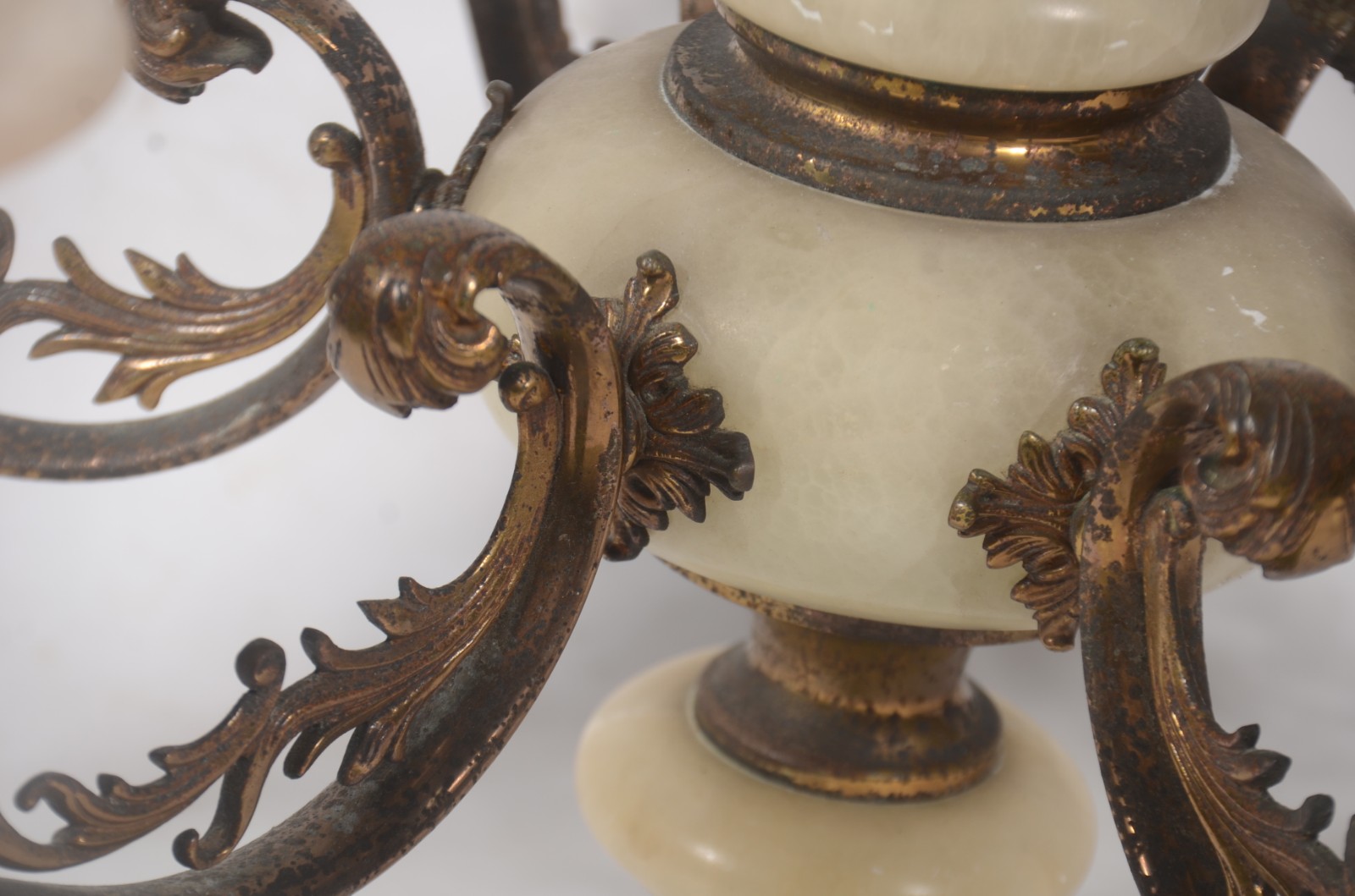Lustre de metal com detalhes e mangas em alabastro para 6 luzes (uma... - foto 4 de 10