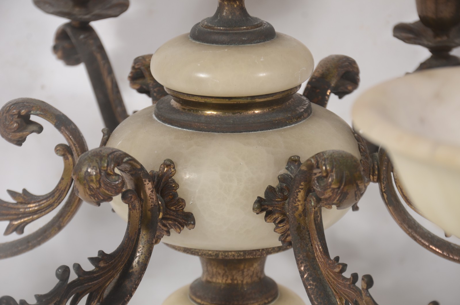 Lustre de metal com detalhes e mangas em alabastro para 6 luzes (uma... - foto 5 de 10