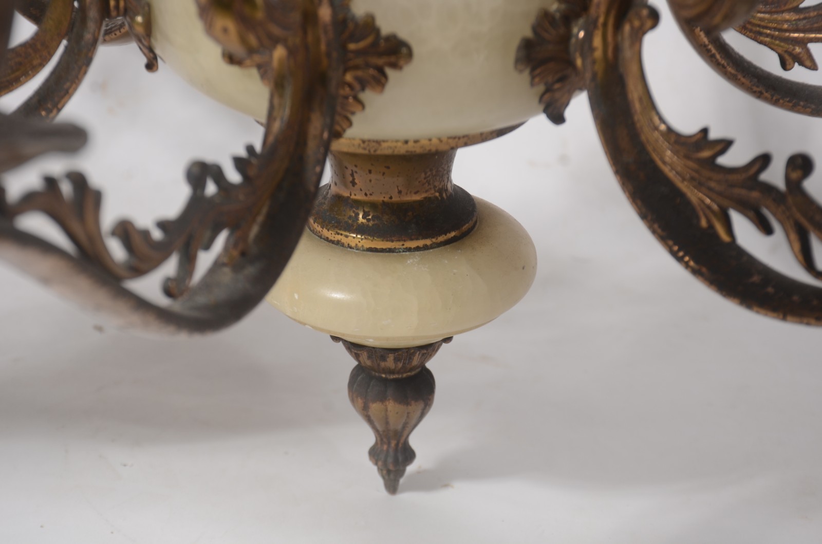 Lustre de metal com detalhes e mangas em alabastro para 6 luzes (uma... - foto 6 de 10