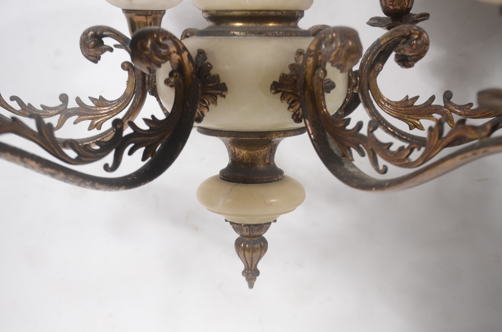 Lustre de metal com detalhes e mangas em alabastro para 6 luzes (uma... - foto 7 de 10