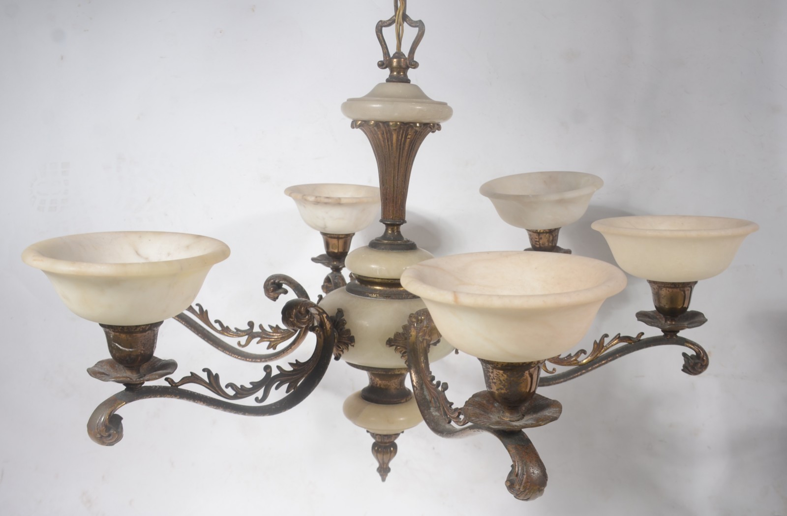 Lustre de metal com detalhes e mangas em alabastro para 6 luzes (uma... - foto 10 de 10