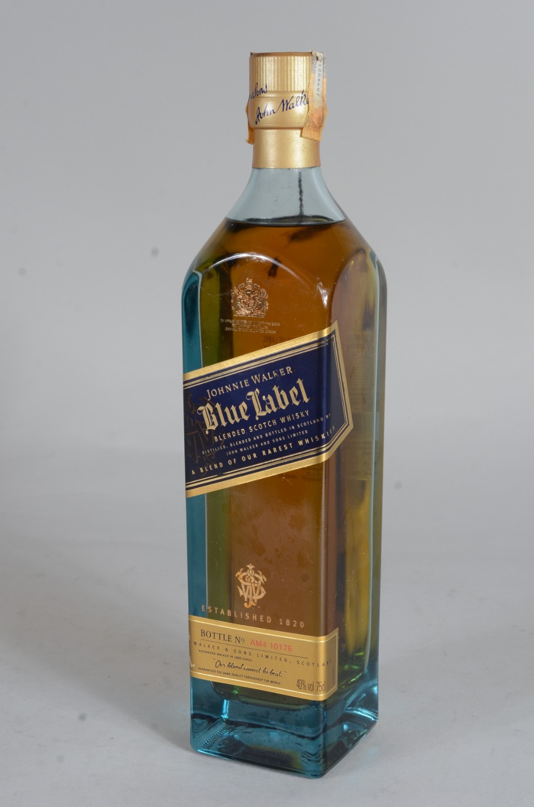Garrafa de whisky Johnnie Walker Blue Label, na caixa. - foto 2 de 11