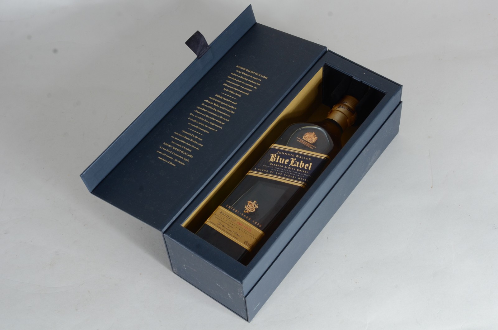 Garrafa de whisky Johnnie Walker Blue Label, na caixa. - foto 4 de 11