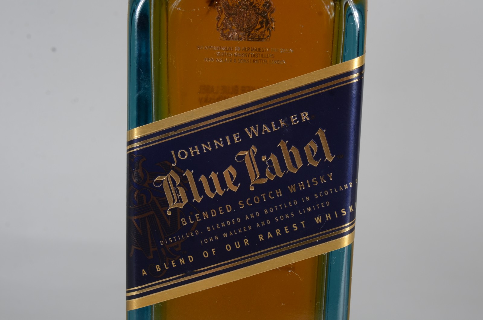 Garrafa de whisky Johnnie Walker Blue Label, na caixa. - foto 5 de 11