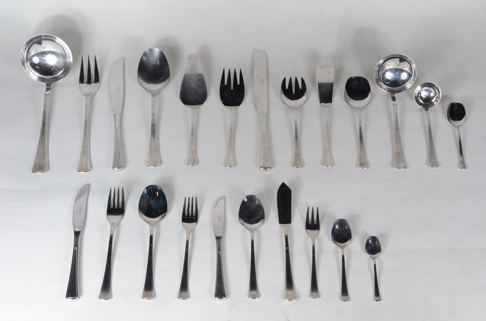 Faqueiro de aço Inox, composto de: 12 colheres, 24 garfos, 12 facas... - foto 1 de 6