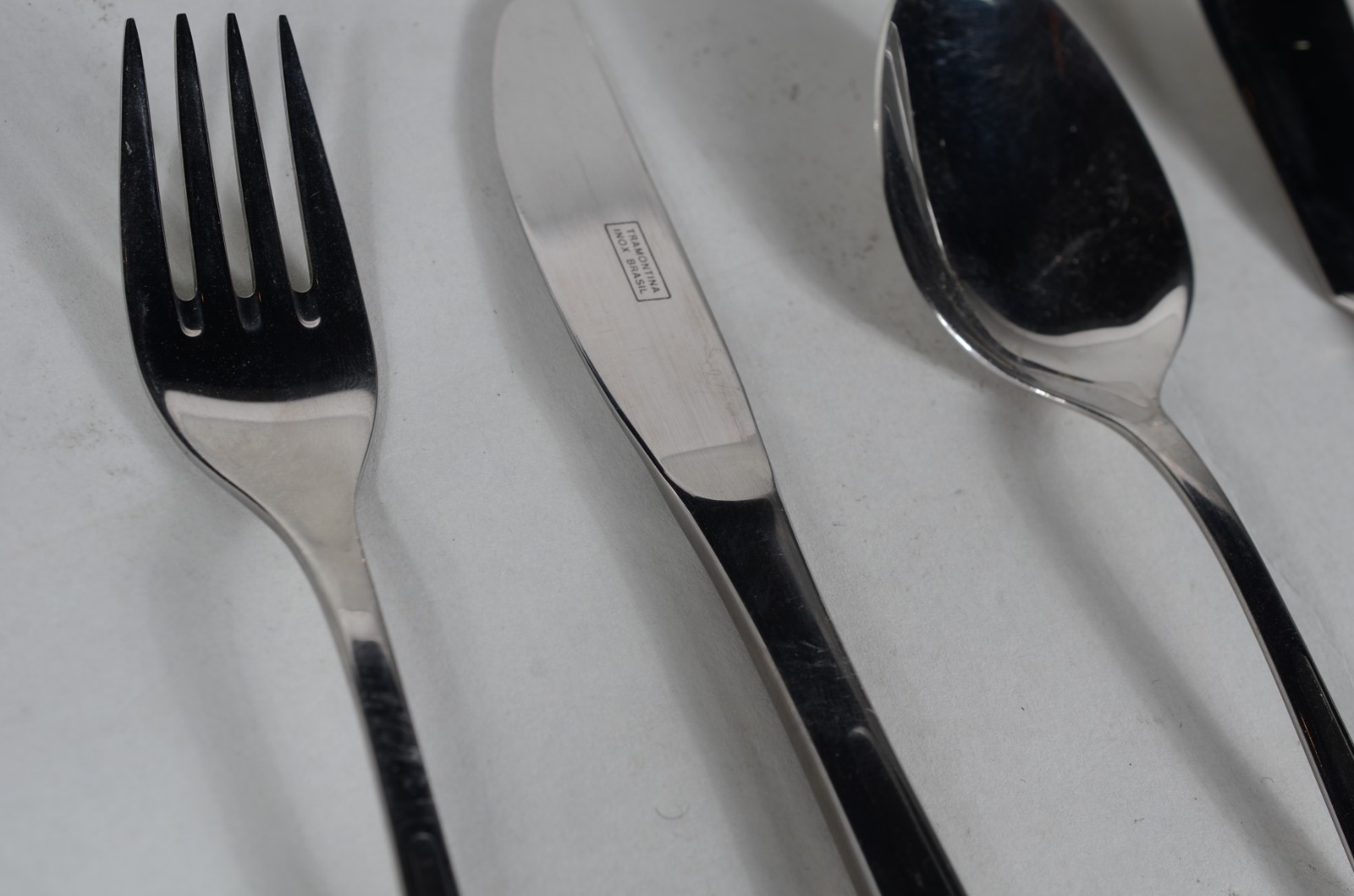 Faqueiro de aço Inox, composto de: 12 colheres, 24 garfos, 12 facas... - foto 3 de 6