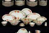 Serviço para jantar , chá e café de porcelana p... - Serviço para jantar , chá e café de porcelana portuguesa Vista Alegre sendo: 19 pratos rasos, 12 pratos fundos, 13 sobremesa , (pequenos bicados...