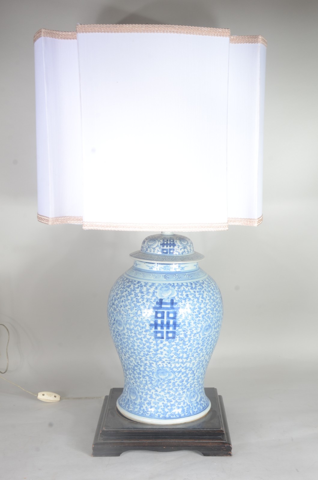 Abatjour/ Potiche antigo de porcelana chinesa azul e branca, decorado... - foto 1 de 10