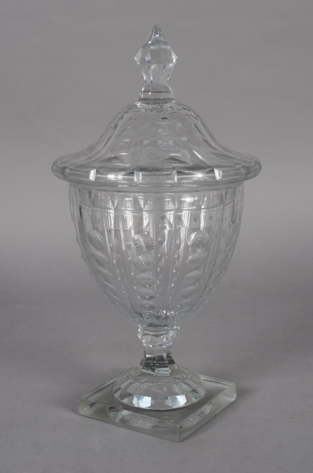 Compoteira de cristal europeu lapidado com facetadas e gomos, base... - foto 1 de 4