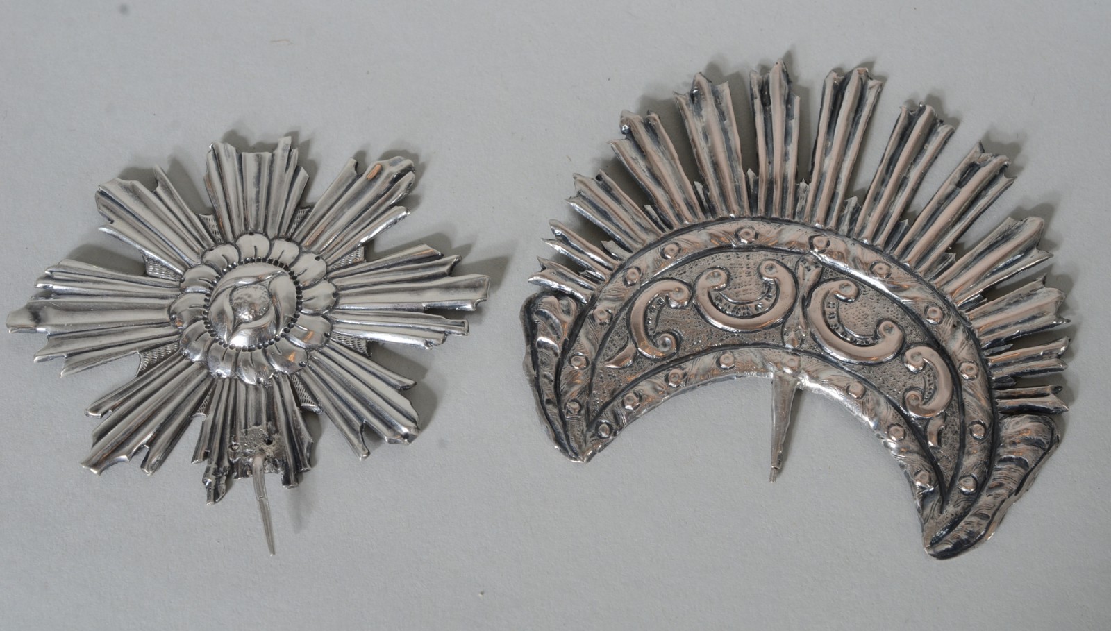 Conjunto composto por: a. Resplendor de crucifixo em prata... - foto 1 de 5