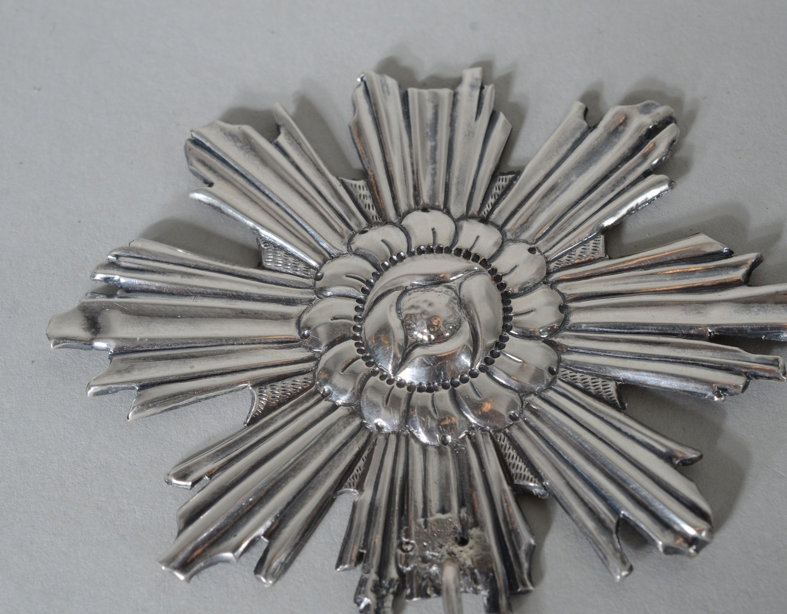 Conjunto composto por: a. Resplendor de crucifixo em prata... - foto 3 de 5