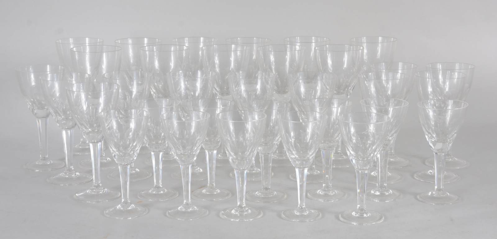 Serviço de cristal facetado, composto de: 12 taças para água (1... - foto 1 de 5