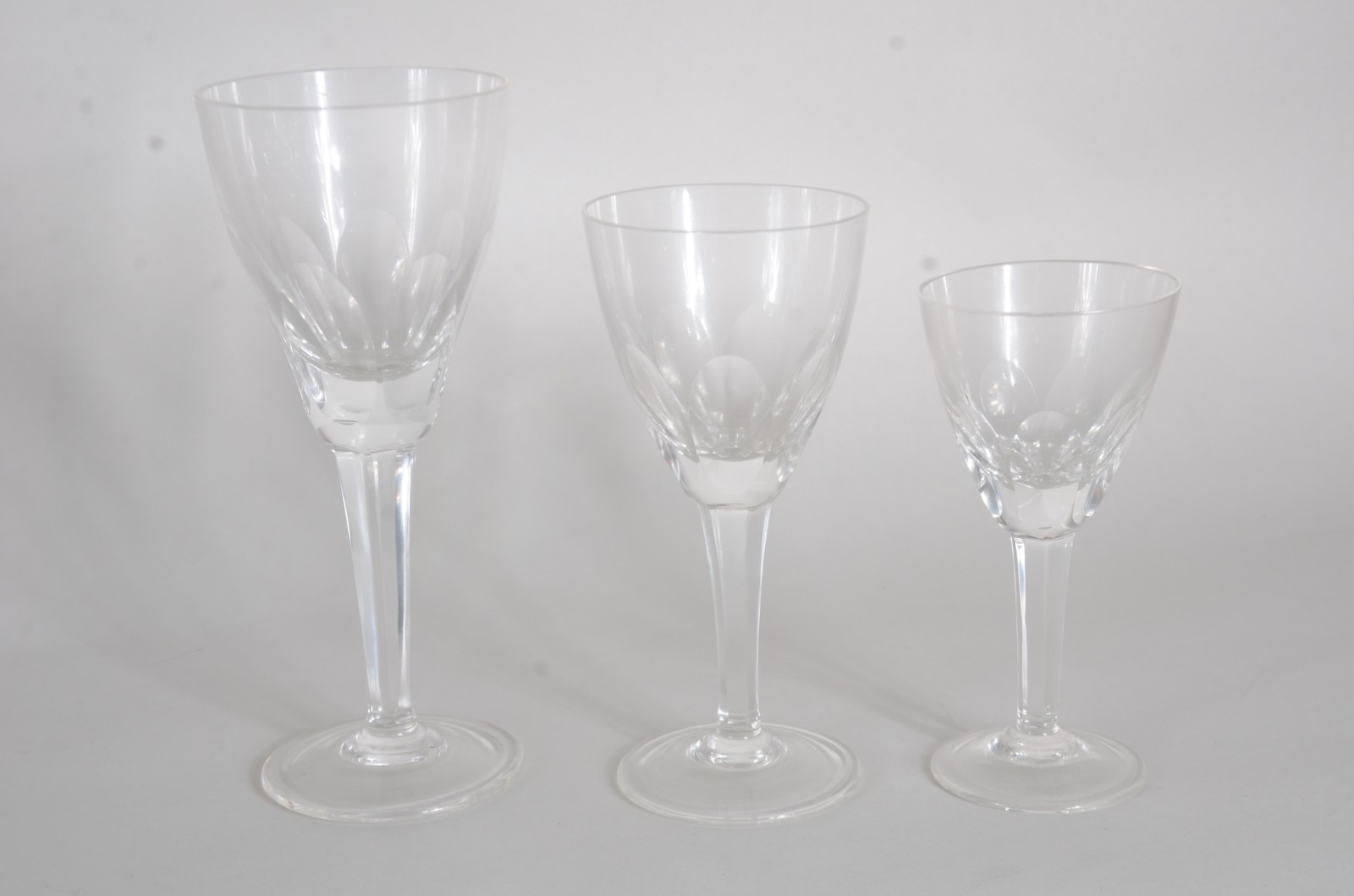Serviço de cristal facetado, composto de: 12 taças para água (1... - foto 2 de 5
