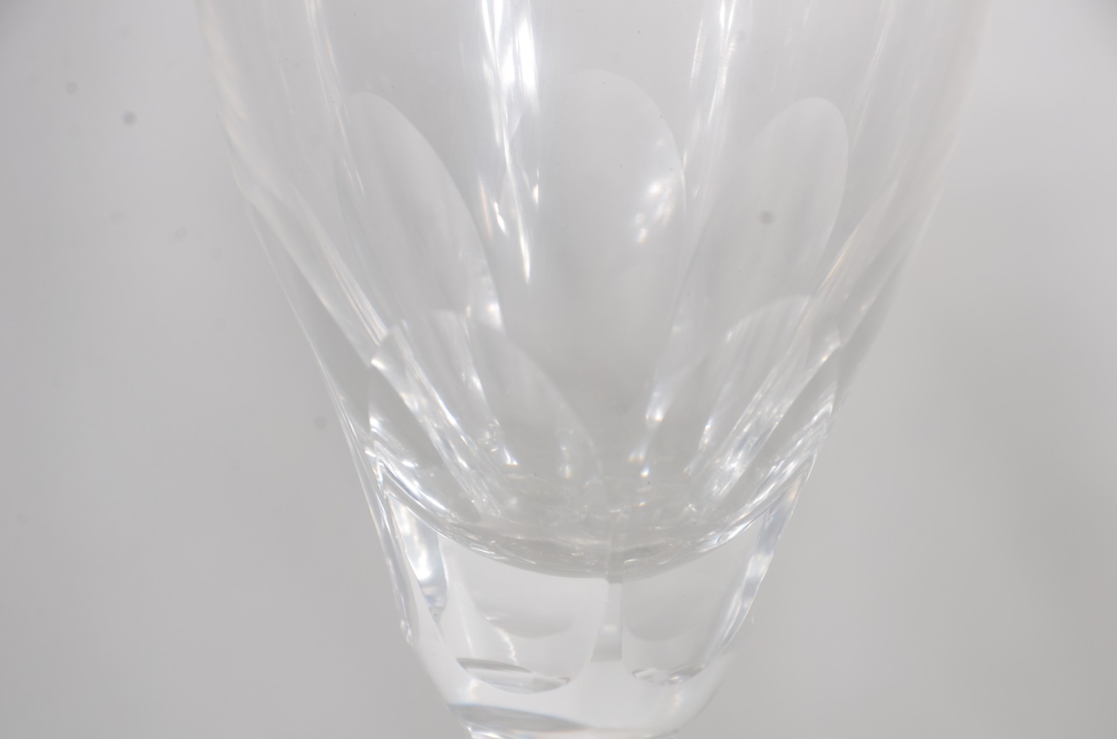 Serviço de cristal facetado, composto de: 12 taças para água (1... - foto 3 de 5