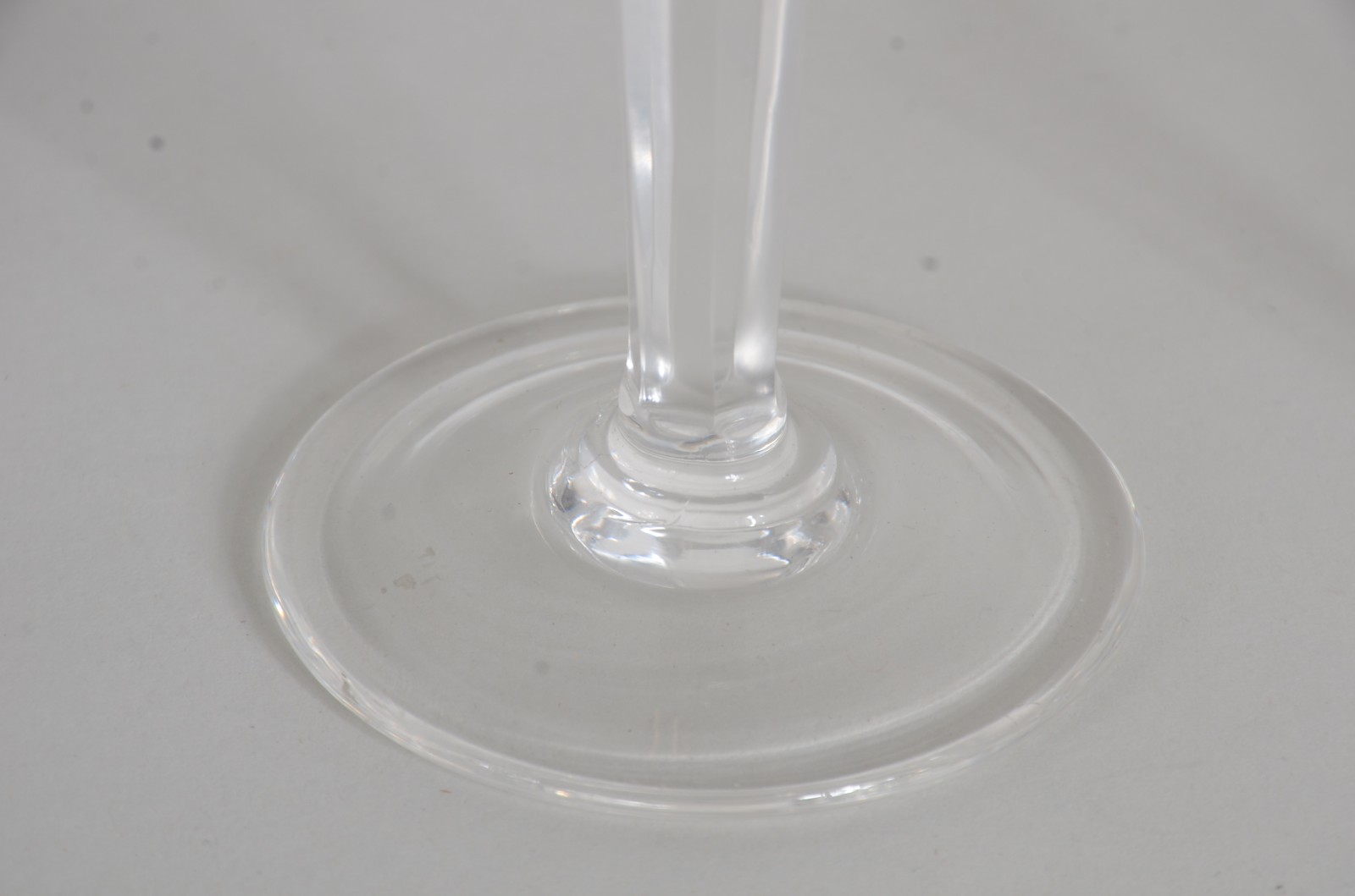 Serviço de cristal facetado, composto de: 12 taças para água (1... - foto 4 de 5