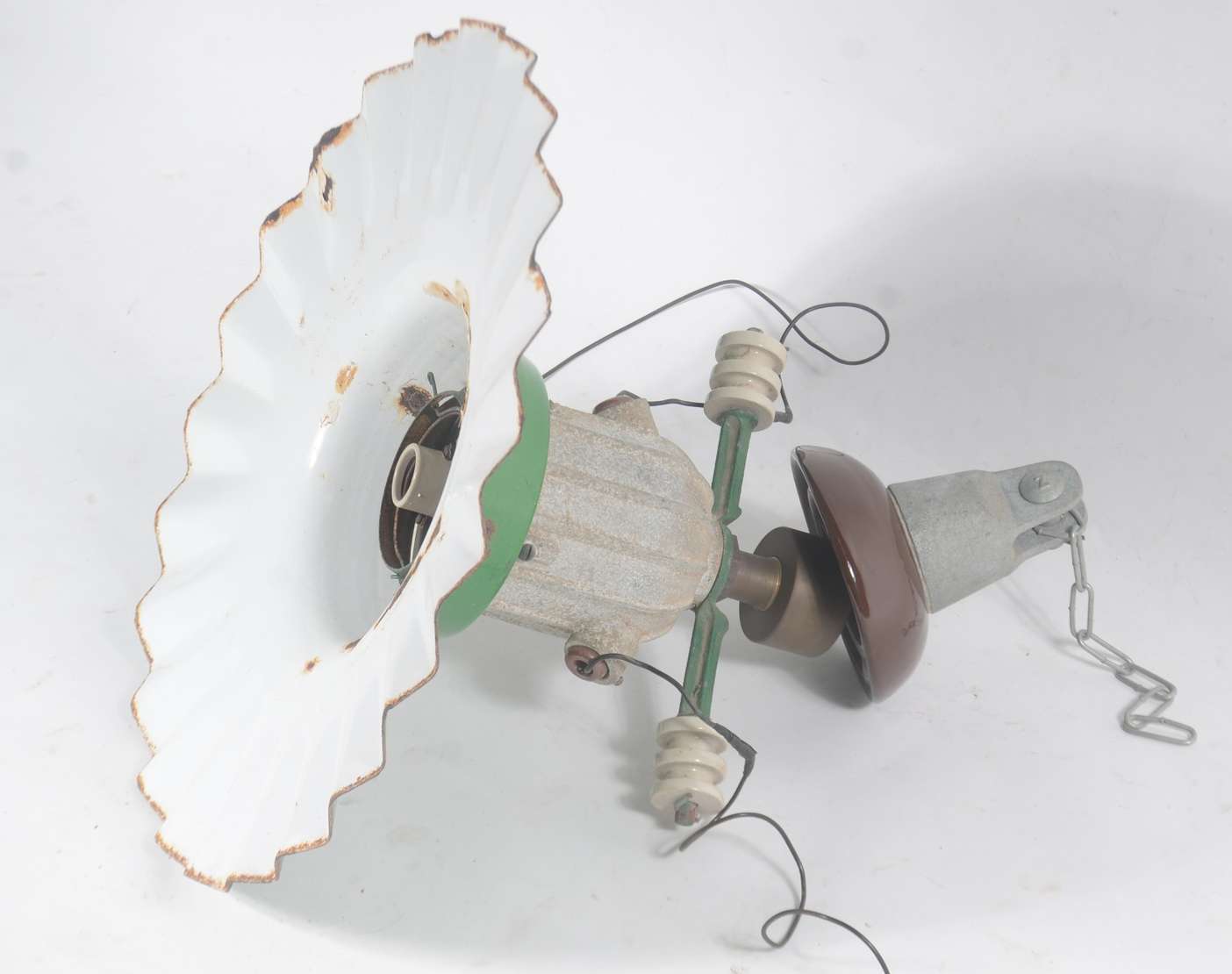 Luminária antiga da Light em metal pintado de v... Galeria Alphaville