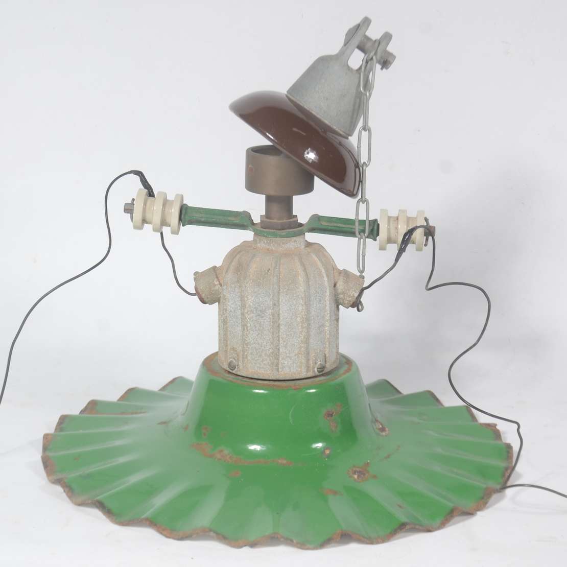 Luminária antiga da Light em metal pintado de v... Galeria Alphaville