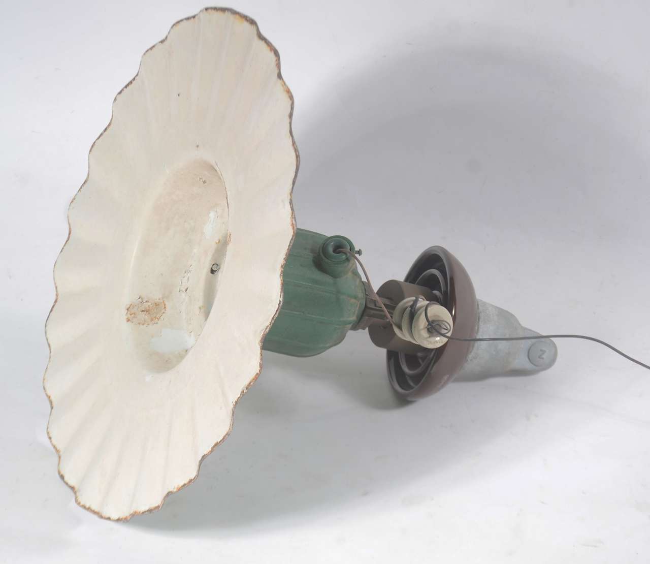 Luminária antiga da Light em metal pintado de v... Galeria Alphaville