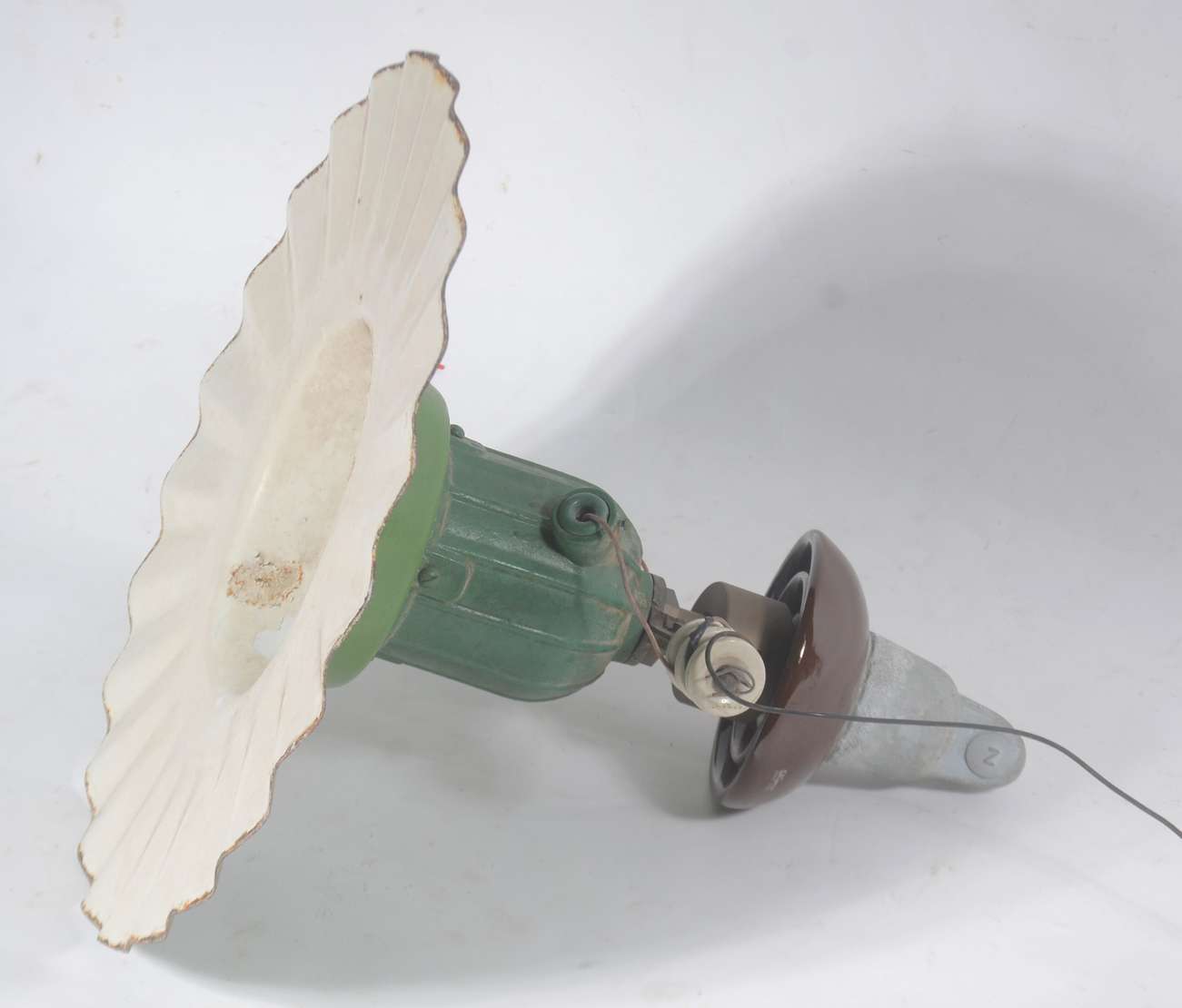 Luminária antiga da Light em metal pintado de v... Galeria Alphaville