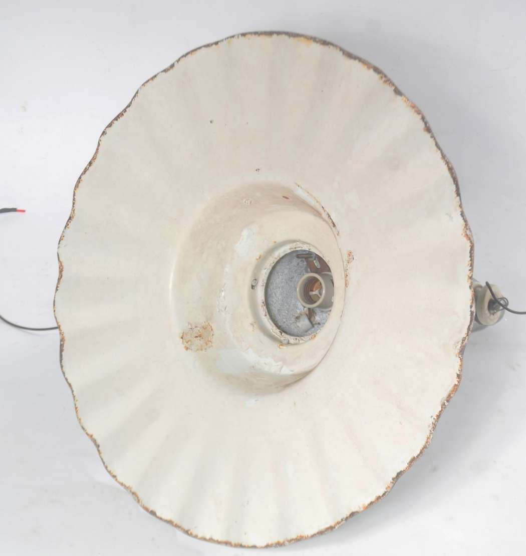 Luminária antiga da Light em metal pintado de v... Galeria Alphaville