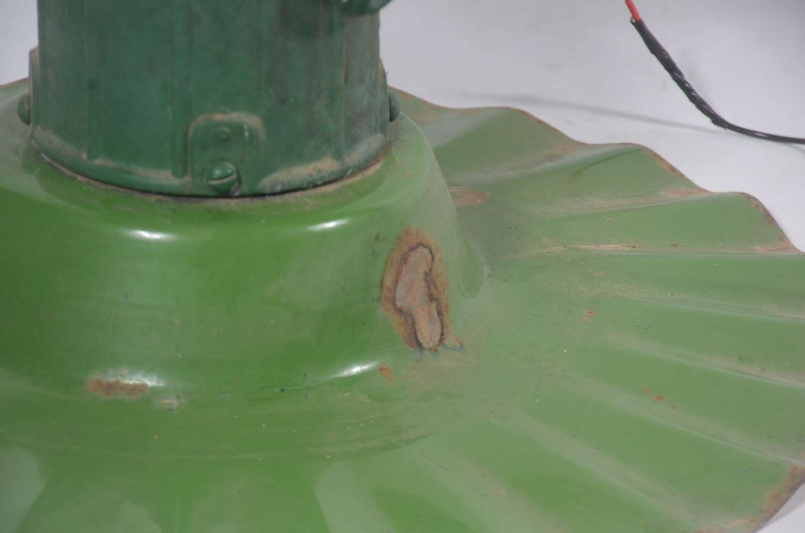 Luminária antiga da Light em metal pintado de v... Galeria Alphaville