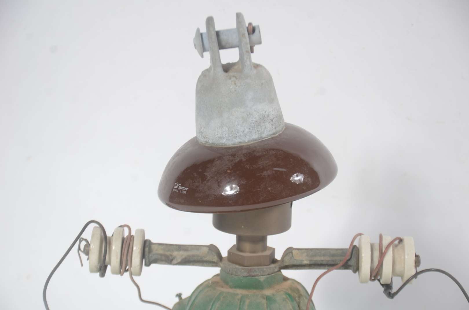 Luminária antiga da Light em metal pintado de v... Galeria Alphaville