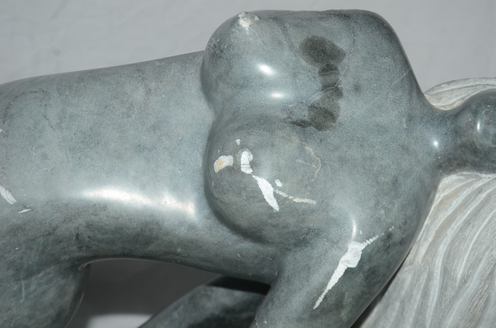 Escultura de mármore representando figura feminina. Braço quebrado e... - foto 3 de 5