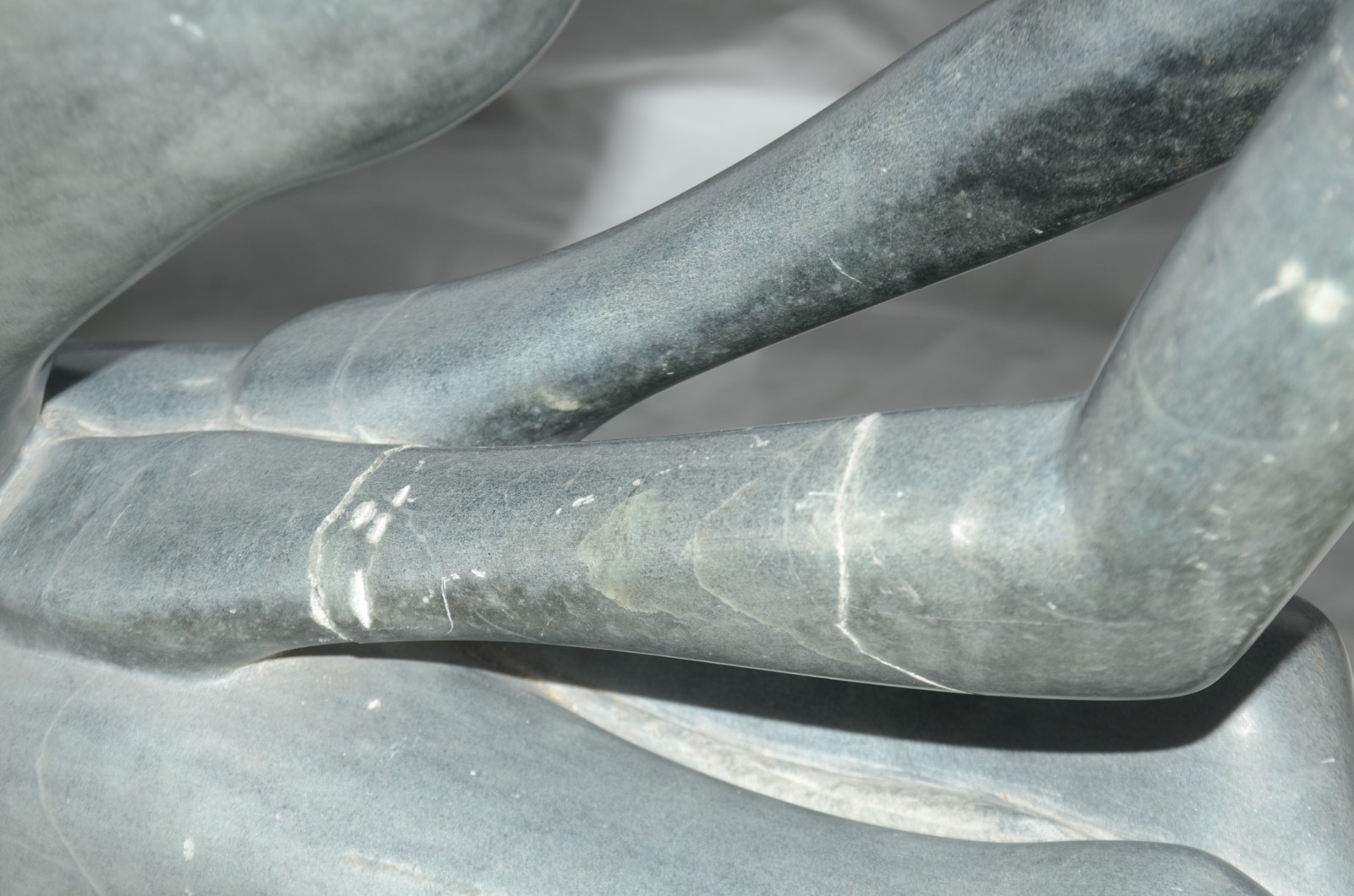 Escultura de mármore representando figura feminina. Braço quebrado e... - foto 5 de 5