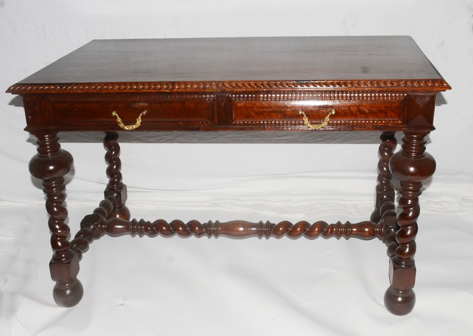 Mesa de escritório de madeira nobre, tampo retangular com duas... - foto 2 de 4