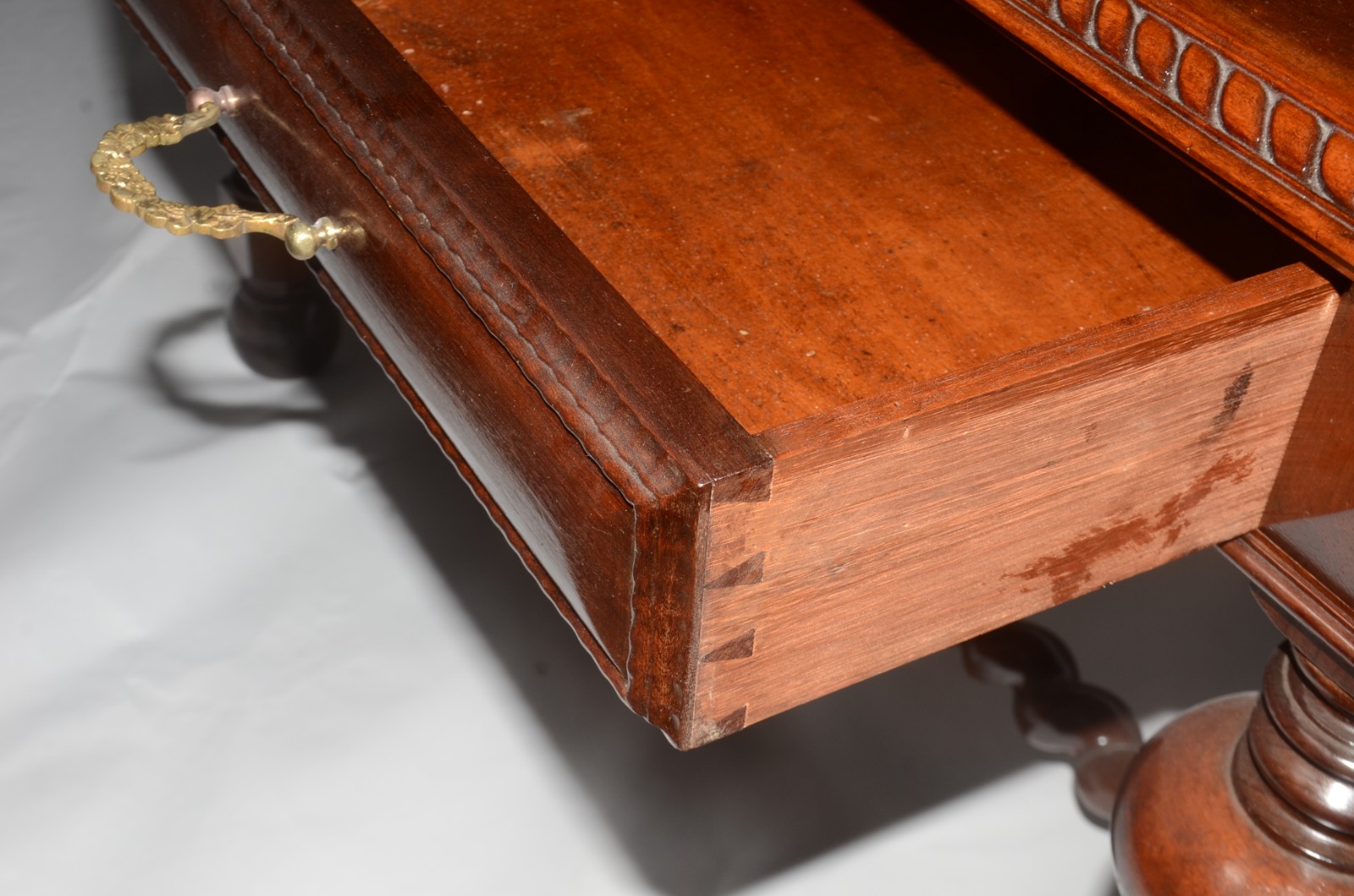 Mesa de escritório de madeira nobre, tampo retangular com duas... - foto 3 de 4
