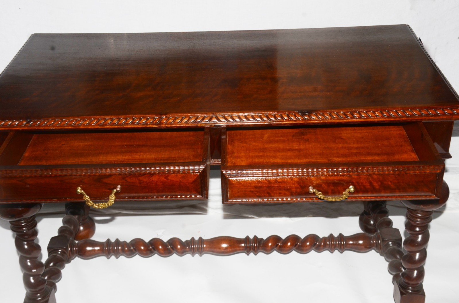 Mesa de escritório de madeira nobre, tampo retangular com duas... - foto 4 de 4