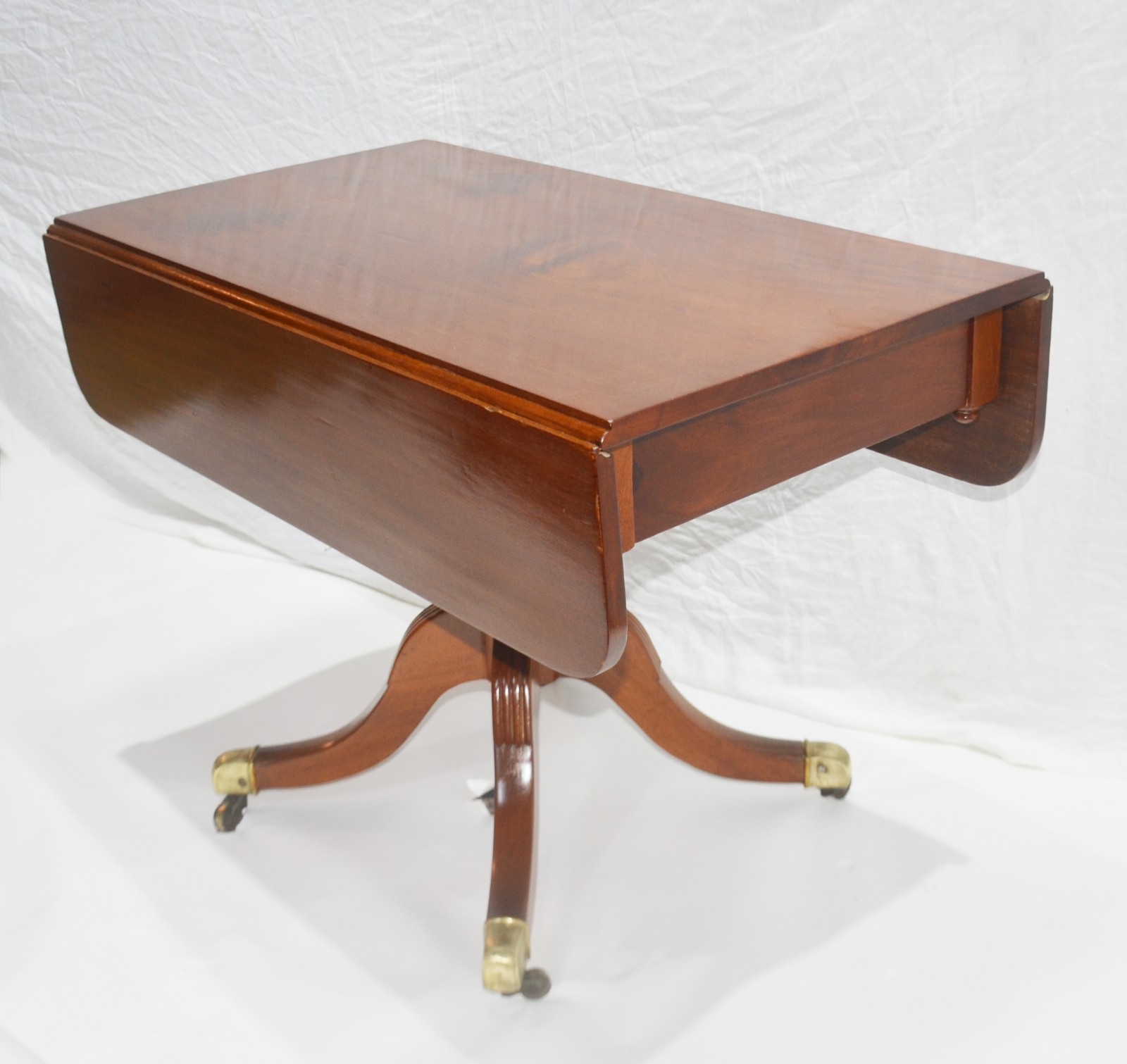 Mesa auxiliar de madeira nobre, estilo ingles, tampo retangular com... - foto 1 de 4