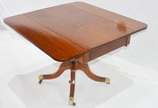 Mesa auxiliar de madeira nobre, estilo ingles, ... - Mesa auxiliar de madeira nobre, estilo ingles, tampo retangular com abas, gaveta lateral, apoio em coluna central torneada terminando em quatro ...