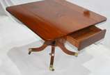 Mesa auxiliar de madeira nobre, estilo ingles, ... - Mesa auxiliar de madeira nobre, estilo ingles, tampo retangular com abas, gaveta lateral, apoio em coluna central torneada terminando em quatro ...