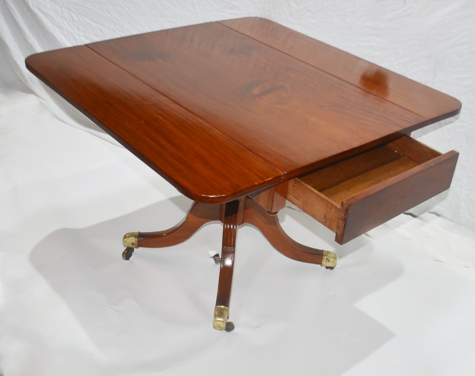 Mesa auxiliar de madeira nobre, estilo ingles, tampo retangular com... - foto 3 de 4