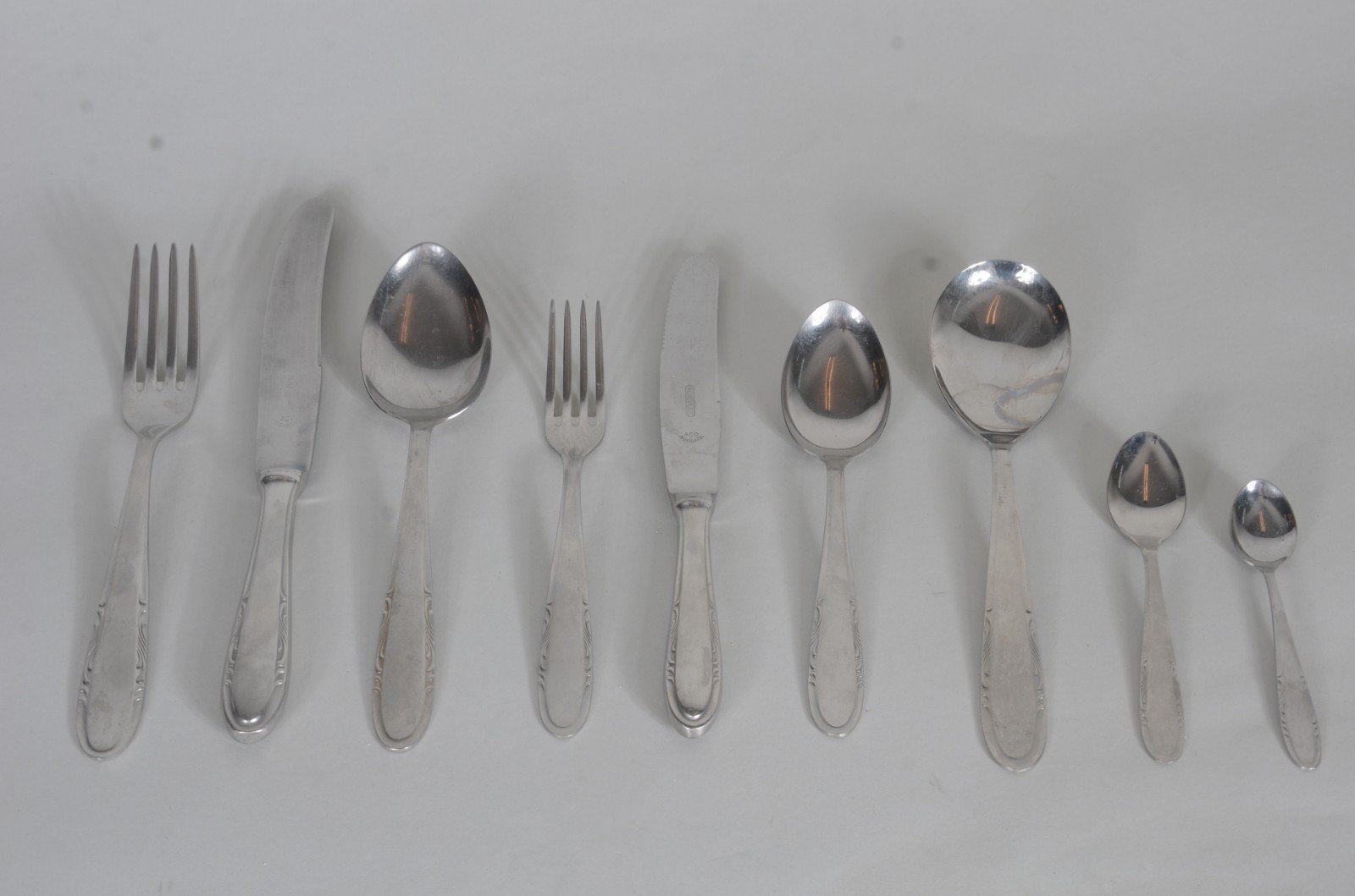 Parte de faqueiro inox, composto de: 9 facas, 9 garfos, 12 colheres... - foto 1 de 6