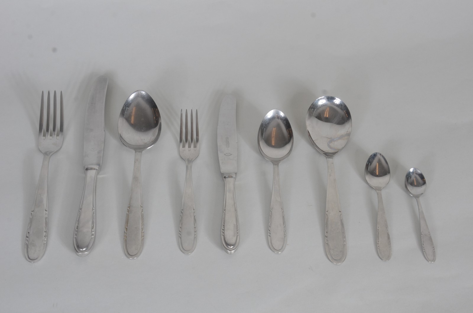Parte de faqueiro inox, composto de: 9 facas, 9 garfos, 12 colheres... - foto 2 de 6
