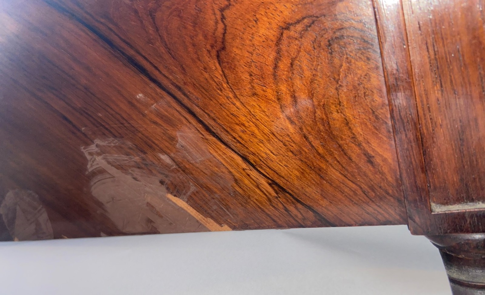 Mesa de escritório de madeira nobre, cinco gavetas, puxadores de... - foto 10 de 10