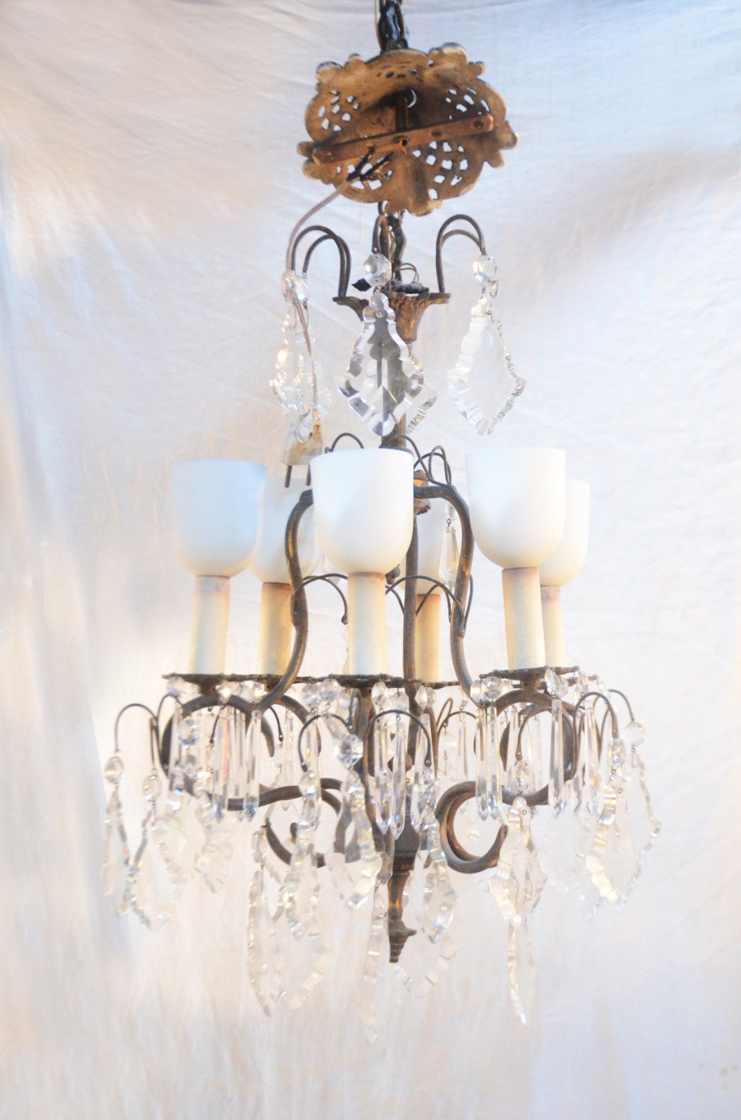 Lustre de metal para 6 luzes, pingentes de cristal lapidado. - foto 1 de 10