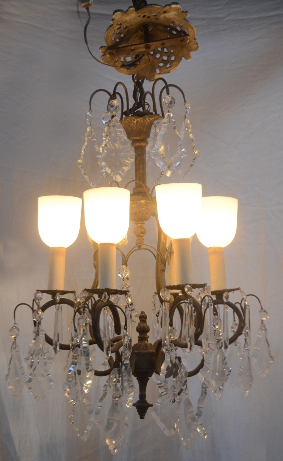 Lustre de metal para 6 luzes, pingentes de cristal lapidado. - foto 2 de 10
