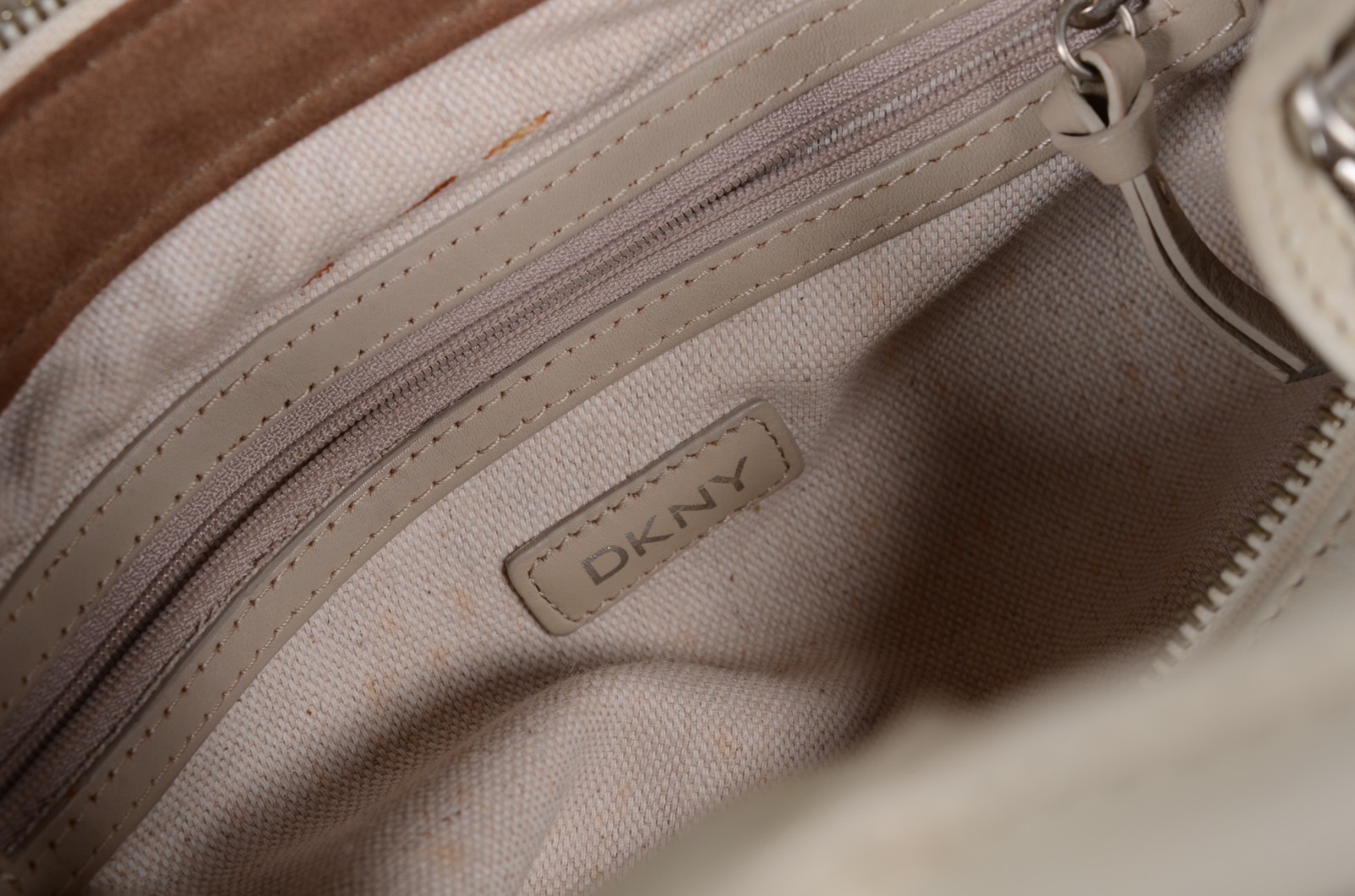 Bolsa feminina original, tecido com monograma dkny, acabamento em... - foto 8 de 11