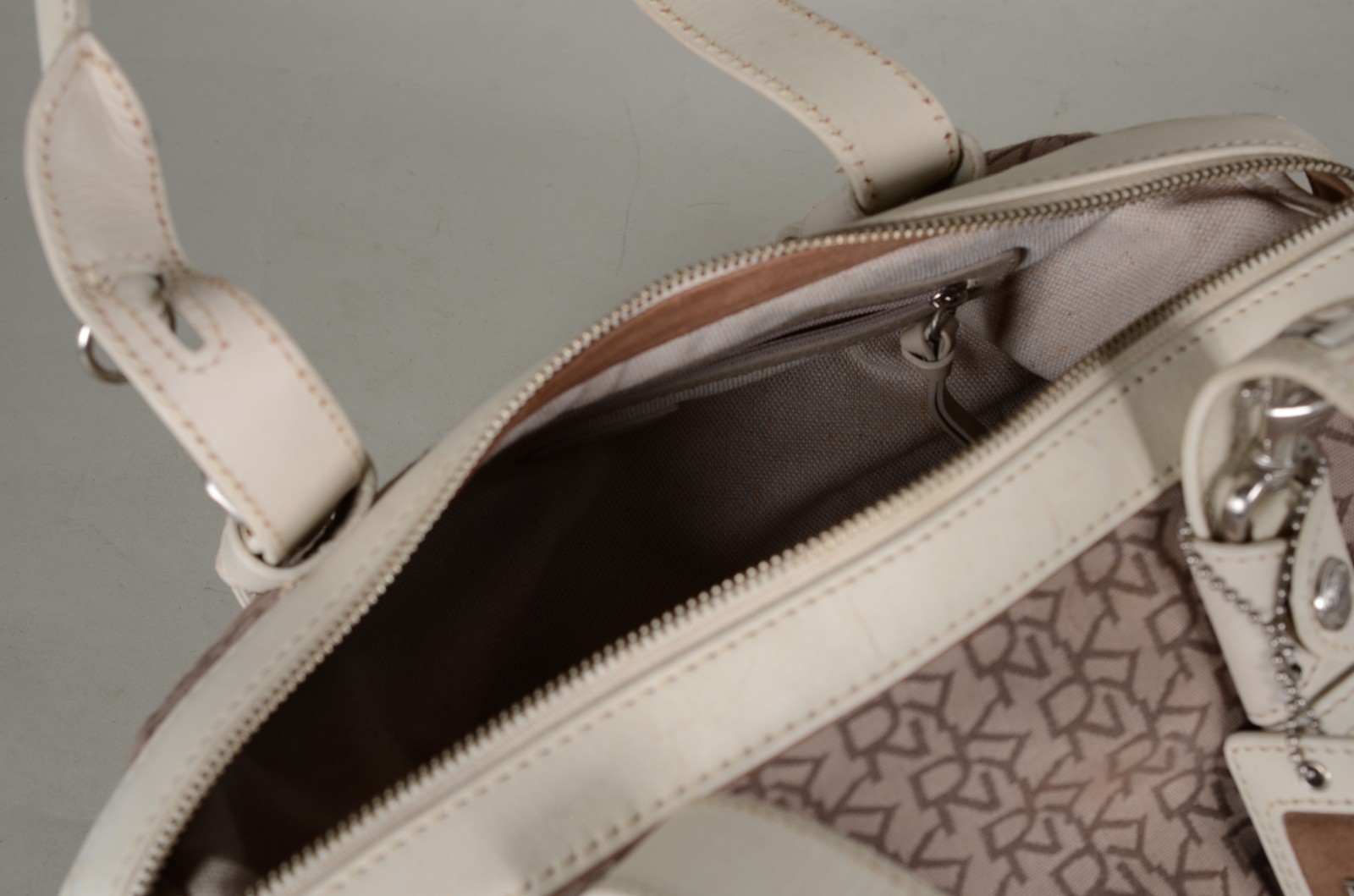 Bolsa feminina original, tecido com monograma dkny, acabamento em... - foto 7 de 11