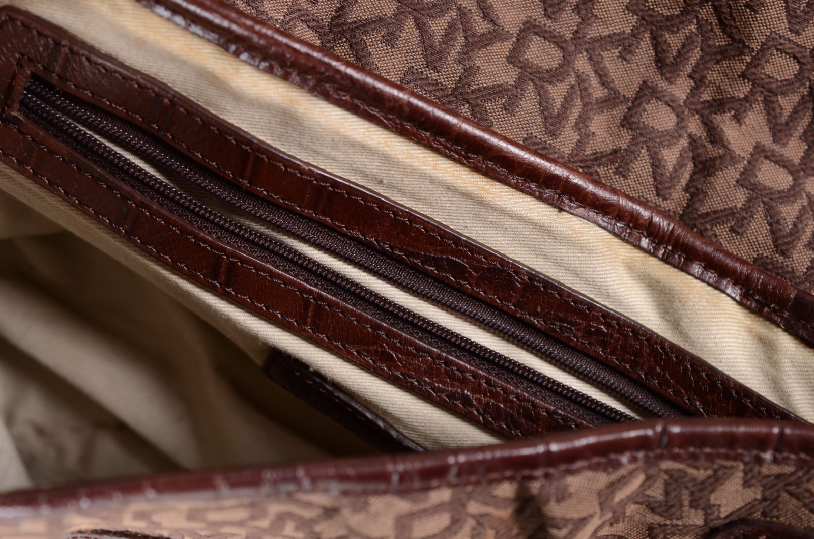 Bolsa feminina original, tecido com monograma dkny, acabamentos em... - foto 8 de 10