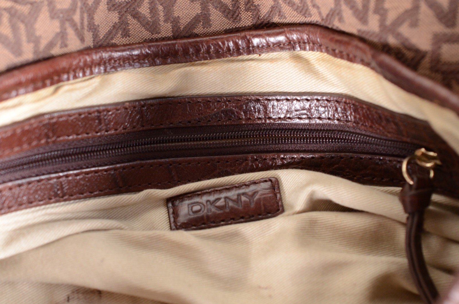 Bolsa feminina original, tecido com monograma dkny, acabamentos em... - foto 6 de 10